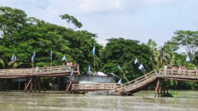 বানারীপাড়ায় ব্রিজ ভেঙে যোগাযোগ বিচ্ছিন্ন