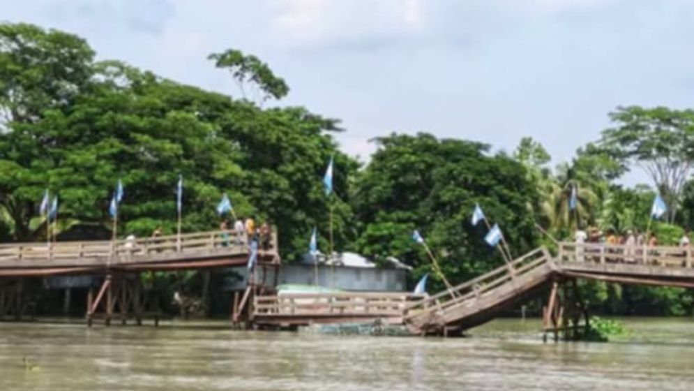 বানারীপাড়ায় ব্রিজ ভেঙে যোগাযোগ বিচ্ছিন্ন