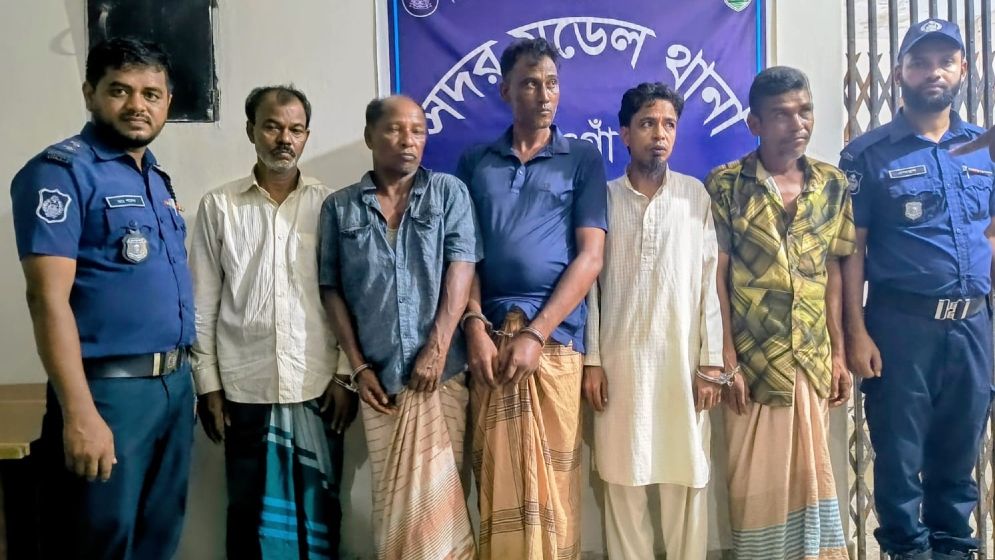রাসায়নিক স্প্রে আতঙ্ক, প্রতারণা চক্রের ৫ সদস্য গ্রেফতার