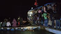 পদ্মার ডুবোচরে ৮৫ যাত্রীসহ লঞ্চ আটকা, ৪ ঘণ্টা পর উদ্ধার