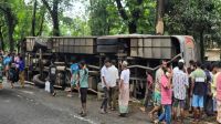 লোহাগাড়ায় পর্যটকবাহী বাস উলটে আহত ১৫