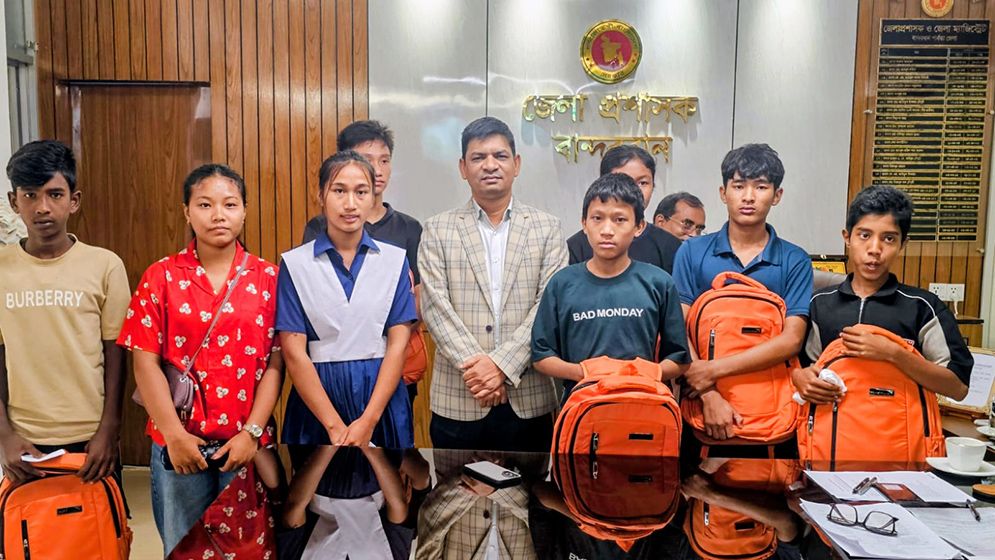 অর্থ সংকটে ঝরেপড়া ৮ শিক্ষার্থীর দায়িত্ব নিলেন বান্দরবানের ডিসি