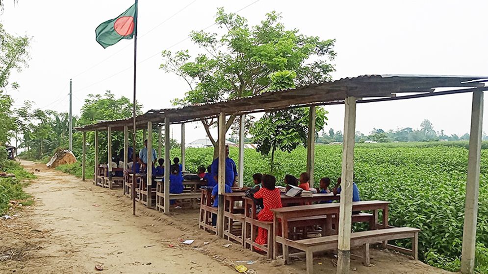 রাস্তায় শতবর্ষী বিদ্যালয়ের শিক্ষার্থীদের পাঠদান!
