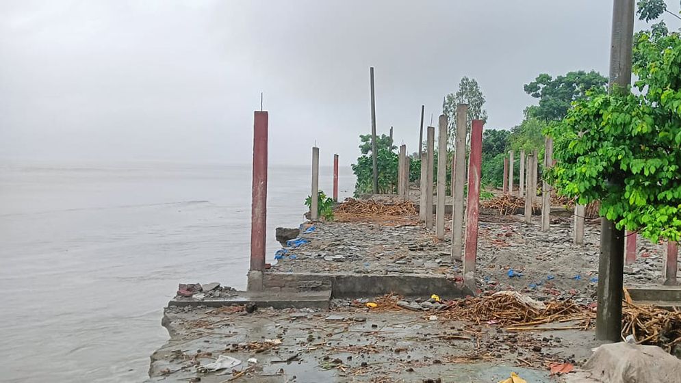 ৩০ মিনিটে ব্রহ্মপুত্র নদে বিলীন ২৫ বসতভিটা