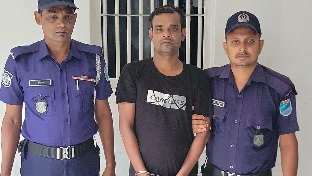 সাভারের আলোচিত দুই মামলার আসামি ‘পিস্তল মানিক’ গ্রেফতার