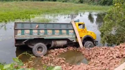 ব্রাহ্মণবাড়িয়ায় ইটবোঝাই ট্রাক খাদে পড়ে ২ শ্রমিক নিহত