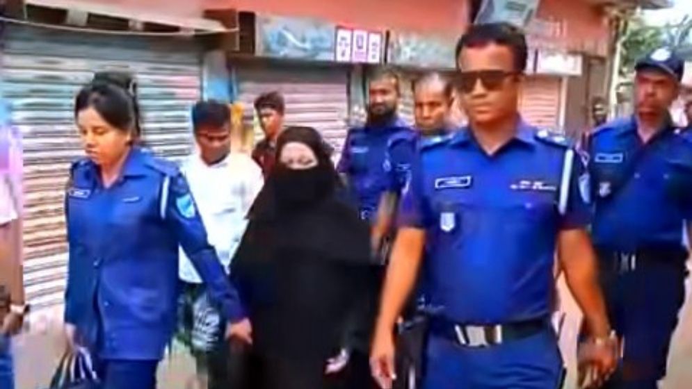 ঘুমন্ত স্বামীকে গলা কেটে হত্যা