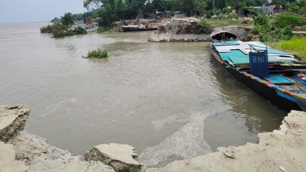 যমুনার ভাঙনে নদীগর্ভে বিলীন হচ্ছে বসতভিটা