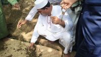 প্যারোলে মুক্তি পেয়ে মায়ের জানাজায় স্বেচ্ছাসেবক লীগ নেতা