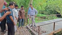 ব্রিজে রডের বদলে বাঁশের কঞ্চি, ভেঙে দিল প্রশাসন