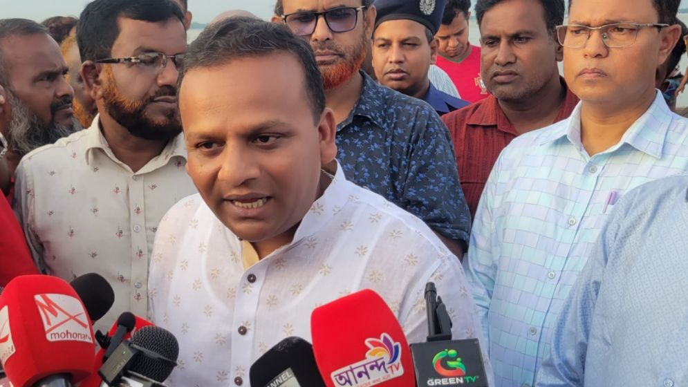 প্রধানমন্ত্রীর নির্দেশে নৌ-প্রতিমন্ত্রীর দৌলতদিয়া ফেরিঘাট পরিদর্শন