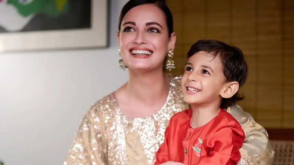 ছেলের প্রশংসায় দিয়া মির্জা, নেটিজেনদের কটাক্ষ