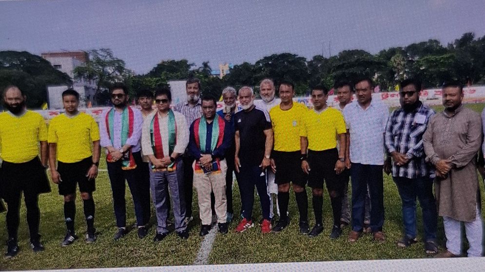 শহীদ বরকত স্টেডিয়ামে বৃষ্টিতে থেমে নেই ফুটবল উন্মাদনা