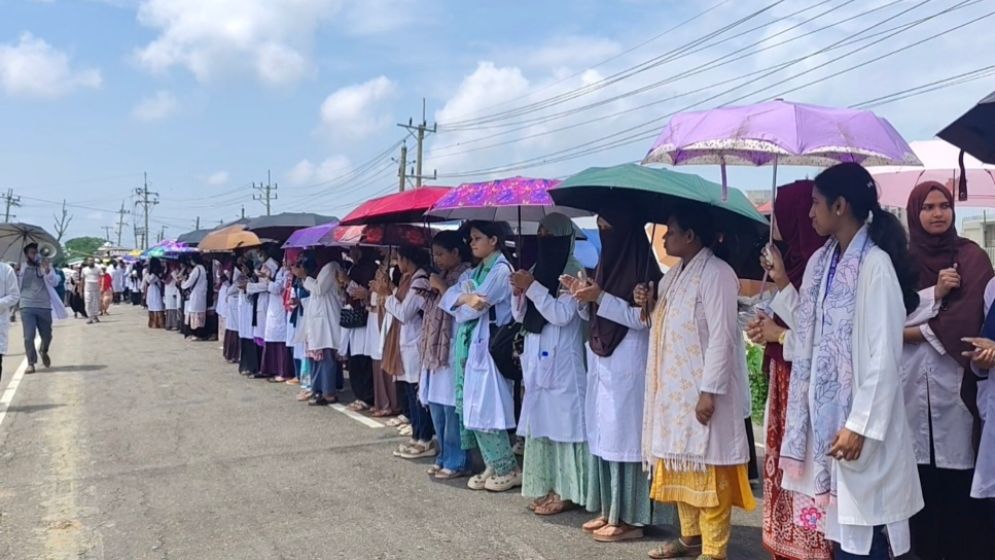 হাসপাতাল চালুর দাবিতে মেডিকেল শিক্ষার্থীদের সুনামগঞ্জ-সিলেট মহাসড়ক অবরোধ