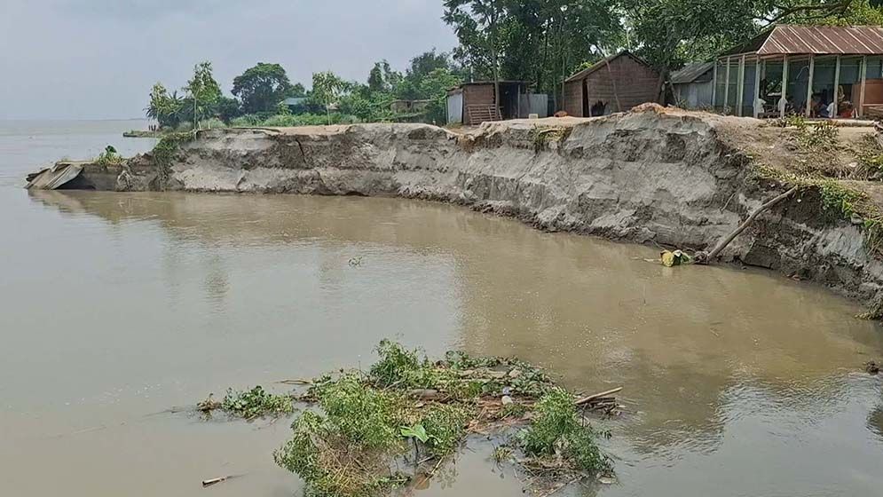 চোখের পলকে মসজিদ-ঘরবাড়ি-সড়ক নদীতে বিলীন