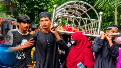 শিক্ষার্থীর লাশ কাঁধে নিয়ে সহপাঠীদের বিক্ষোভ