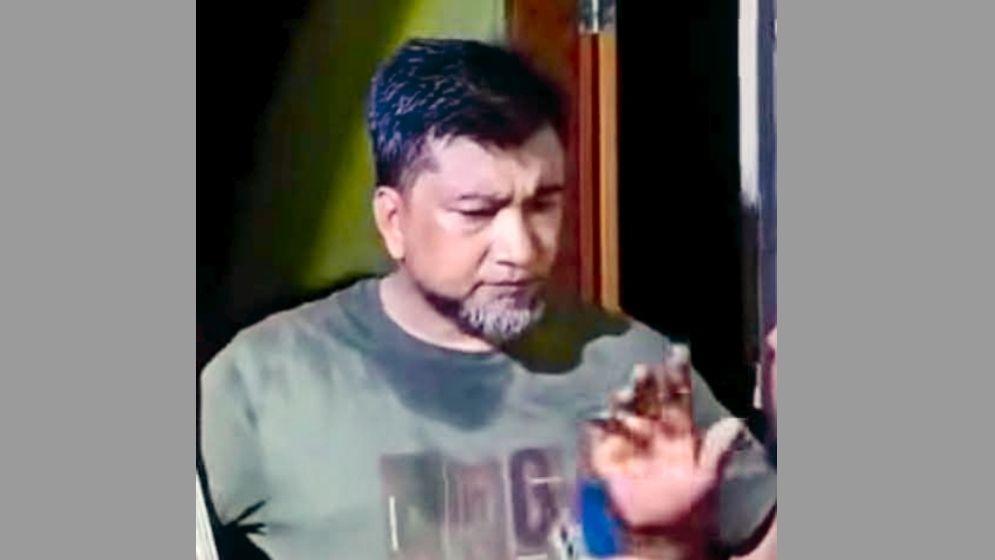 প্রবাসীর স্ত্রীর ঘরে ‘আপত্তিকর অবস্থায়’ ধরা প্রধান শিক্ষক