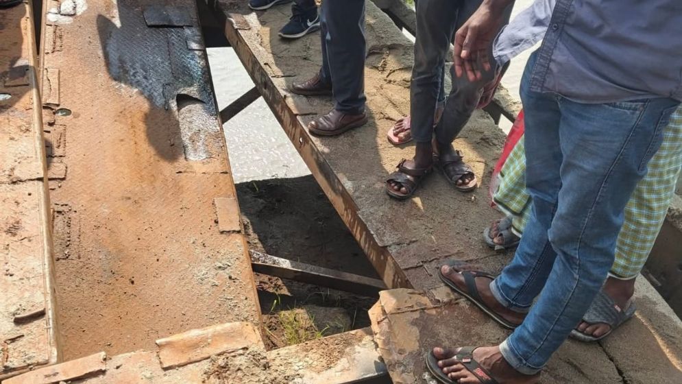 কুড়িগ্রামে ১৪০ বছরের পুরনো সেতুর পাটাতন ভেঙে ভারি যান চলাচল বন্ধ