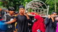 শিক্ষার্থীর লাশ কাঁধে নিয়ে সহপাঠীদের বিক্ষোভ
