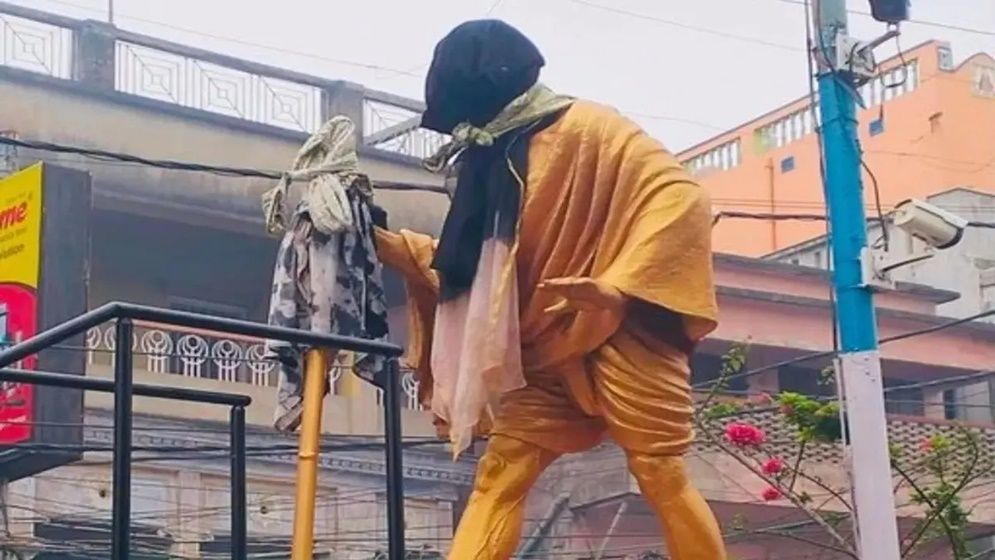 মহাত্মা গান্ধীর মূর্তির মুখে কালো কাপড়, উত্তপ্ত পশ্চিমবঙ্গ