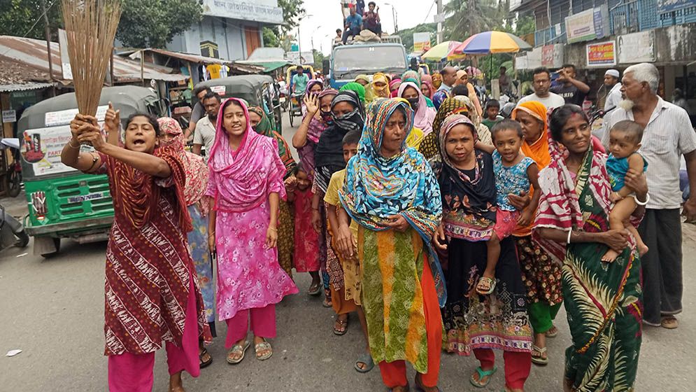 বরিশালে ছাত্রদল নেতাদের বিরুদ্ধে নারীদের ঝাড়ু মিছিল