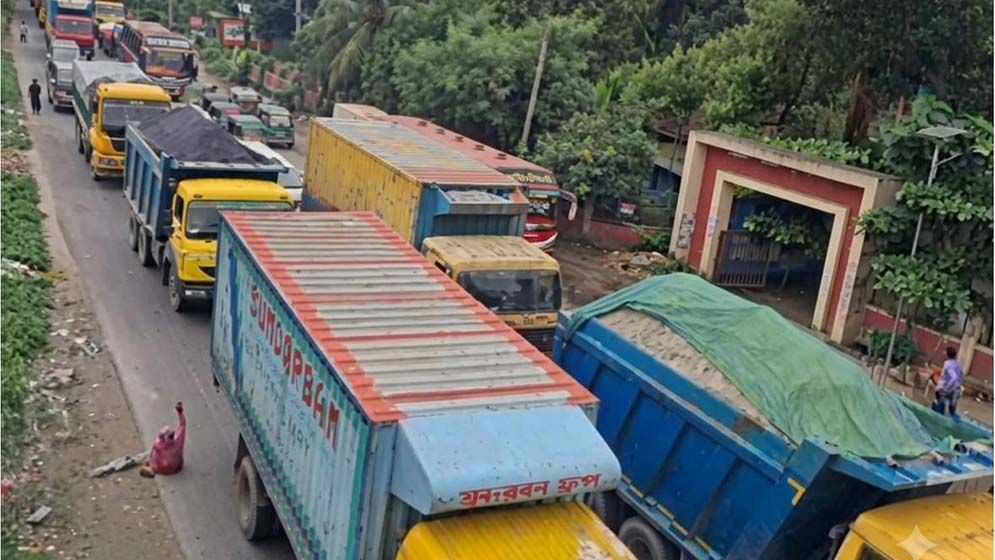 গজারিয়ায় দুর্ঘটনা, দাউদকান্দিতে ১০ কিমি যানজট