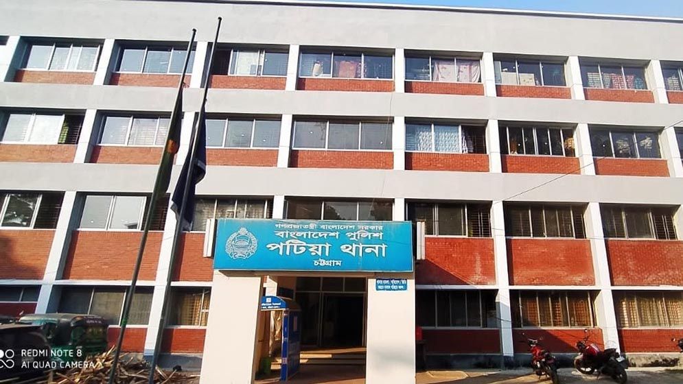 কবরস্থান থেকে হাসপাতালে নেওয়ার পথে নারীর মৃত্যু
