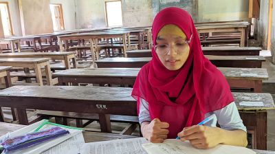 বাবার কাঁধে চড়ে হলে গিয়ে পরীক্ষা দিল জিন্নাত