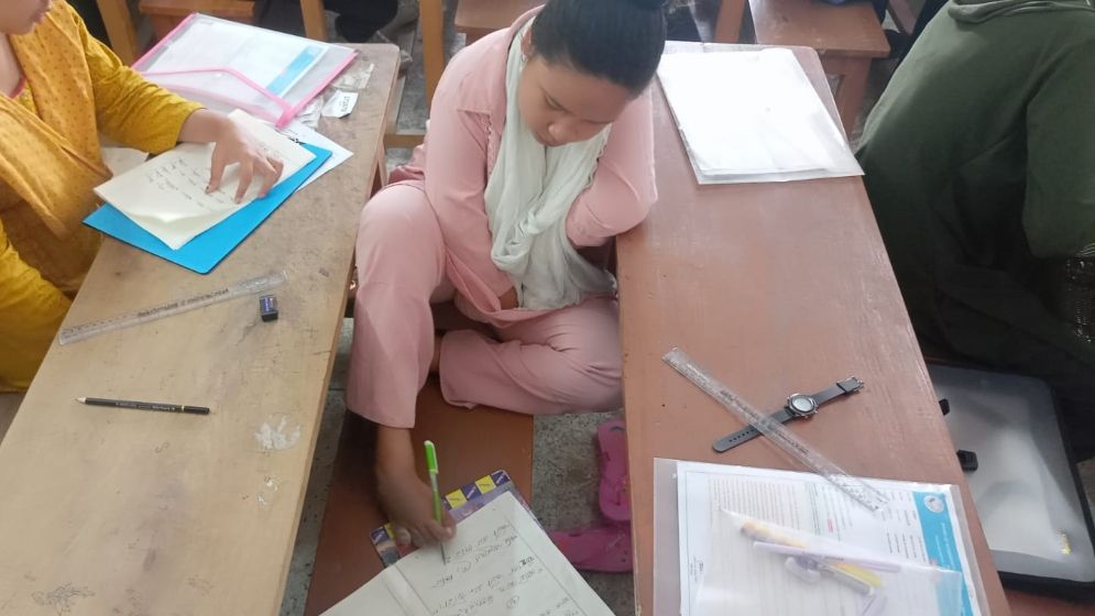 পা দিয়ে লিখে এইচএসসি পরীক্ষা দিচ্ছে কলি