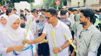 এইচএসসি পরীক্ষার্থীদের ফুল ও পানি দিয়ে ছাত্রদলের শুভেচ্ছা