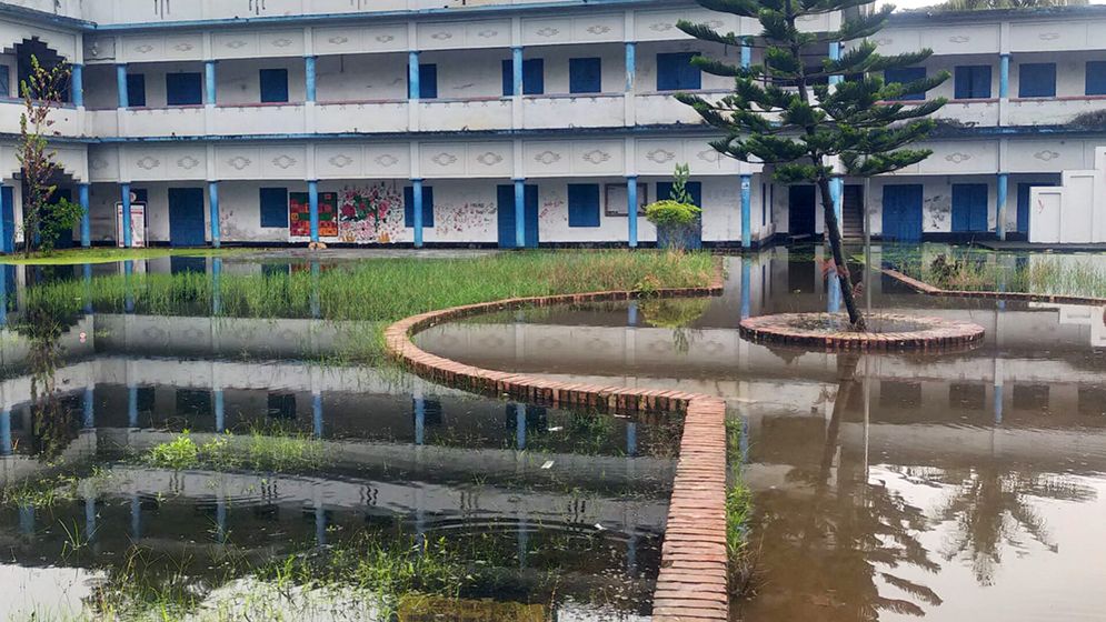 বর্ষা এলেই পানিতে ডুবে যায় সরকারি স্কুলের শ্রেণিকক্ষ-খেলার মাঠ