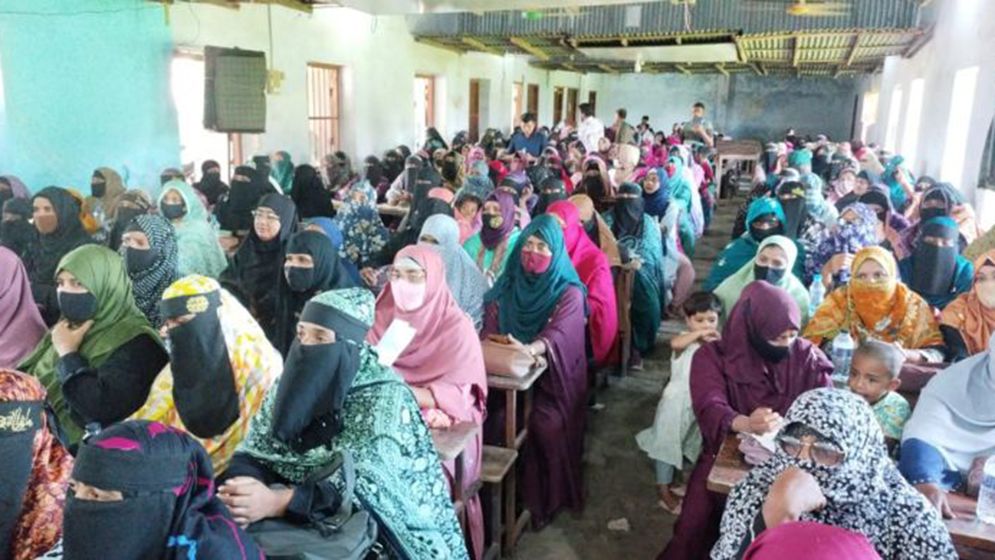 প্রধানমন্ত্রীর সহায়তায় হাসি ফুটল ২২০ অসহায় নারীর মুখে