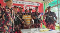 ২ কোটি ২৮ লাখ টাকার স্বর্ণের বারসহ কারবারি আটক