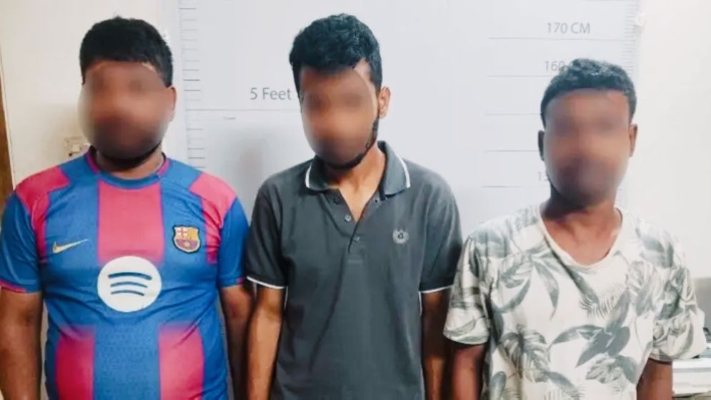 রাজধানীতে চাপাতি ঠেকিয়ে ছিনতাইয়ের ঘটনায় গ্রেফতার ৩