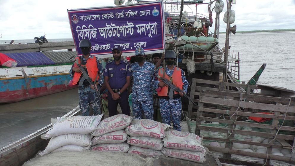 মিয়ানমারে পাচারকালে সিমেন্ট ও সারবোঝাই ট্রলার জব্দ, আটক ১