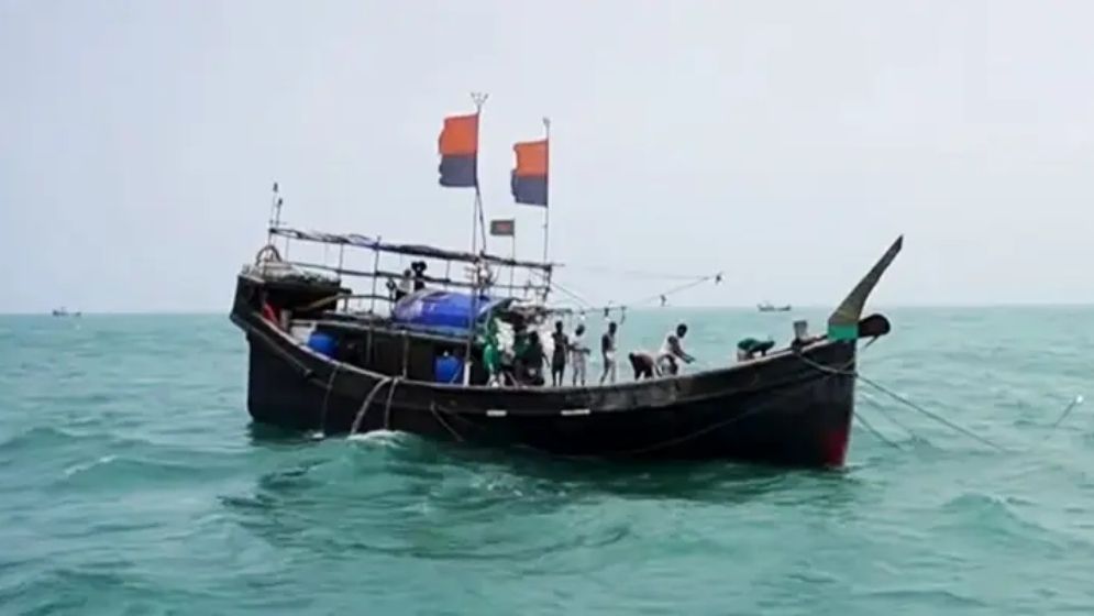 গভীর সমুদ্রে ট্রলারের ইঞ্জিন বিকল, ৩ দিন ধরে সাগরে ভাসছেন ১৭ জেলে