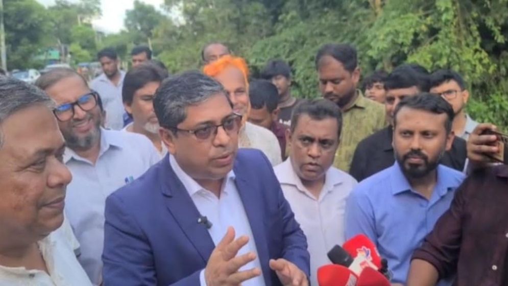 পরিদর্শনে এসে সড়ক ধসে যাওয়ার বিষয়ে যা বললেন প্রতিমন্ত্রী