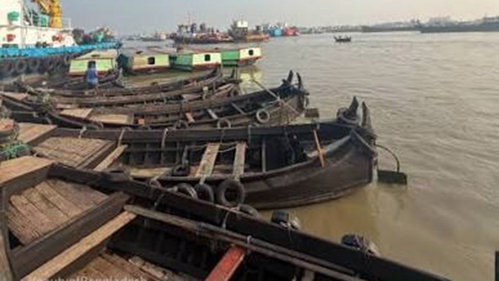 চট্টগ্রামে দিনভর বৃষ্টি, কর্ণফুলীতে নোঙর করে রাখা হয়েছে নৌযান