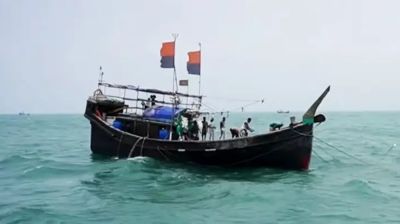 গভীর সমুদ্রে ট্রলারের ইঞ্জিন বিকল, ৩ দিন ধরে সাগরে ভাসছেন ১৭ জেলে