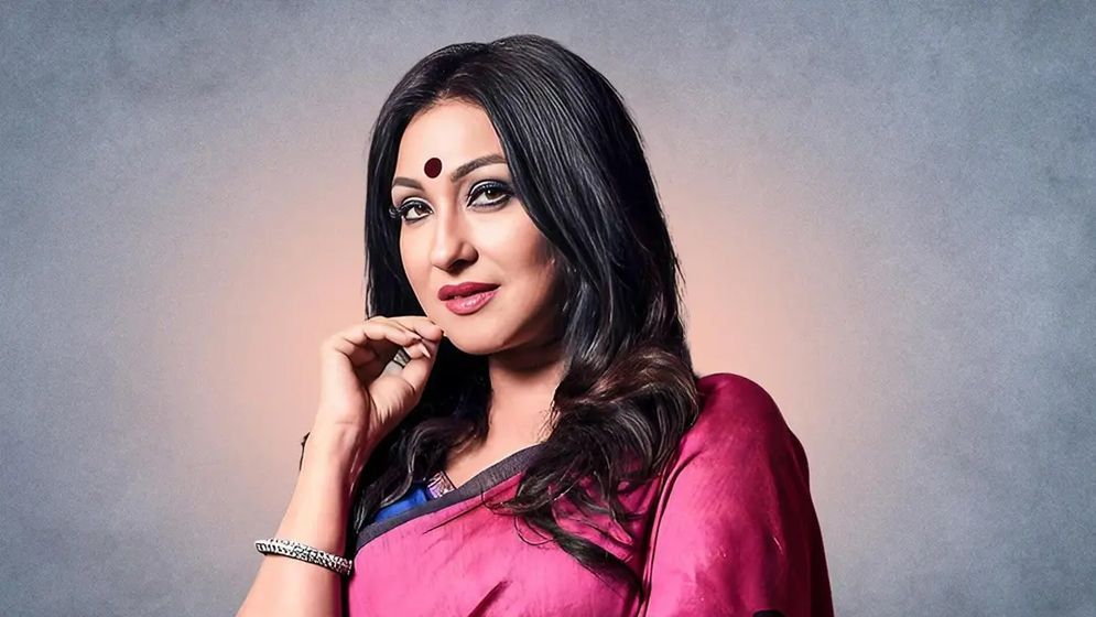 গাউনে ‘নিঃশ্বাস আটকে’ পোজ ঋতুপর্ণার, আয়নায় মুখ দেখার পরামর্শ শ্রীলেখার