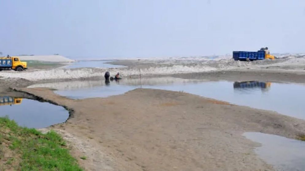 বালুর দাম দ্বিগুণ, থমকে গেছে উন্নয়ন কাজ