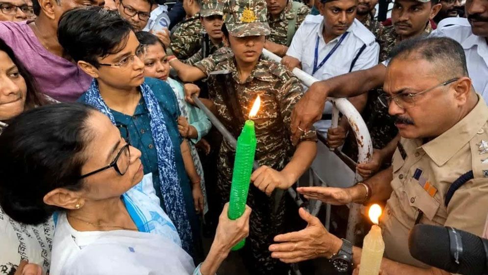 বারুইপুরকাণ্ডে মোমবাতি মিছিল, নিরাপত্তা বাহিনীর বাধার মুখেও এগোলেন মমতা