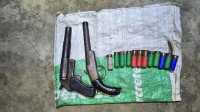 মুরগির খামারের ঝোপে ১২ রাউন্ড গুলিসহ দুই শটগান