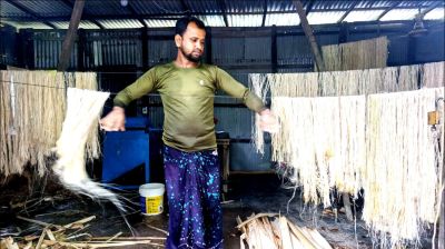 কলাগাছের বাকলে স্বপ্ন বুনছেন সোহেল