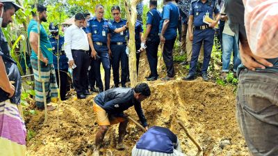 স্ত্রীকে হত্যা করে উঠানে পুঁতে রাখেন স্বামী