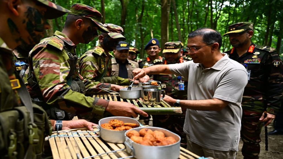 সেনাবাহিনীর মহড়ায় আকস্মিক পরিদর্শনে প্রধানমন্ত্রী