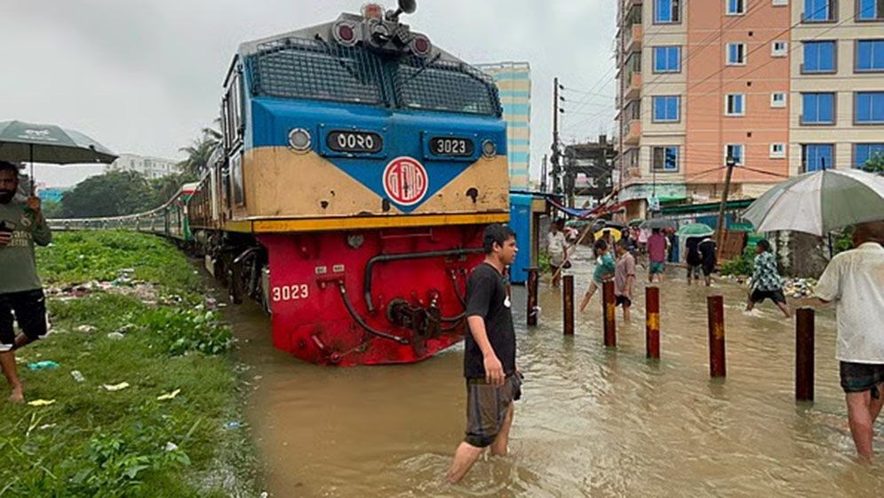 পানির নিচে রেললাইন, হাজারো যাত্রী নিয়ে চট্টগ্রামে আটকে আছে পর্যটক এক্সপ্রেস