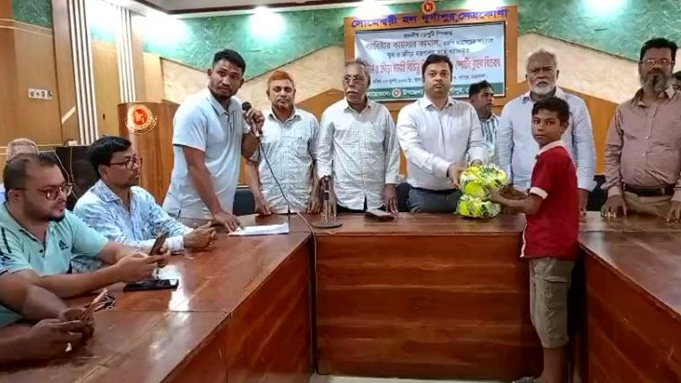 ডেপুটি স্পিকারের উদ্যোগে ক্রীড়াসামগ্রী বিতরণ
