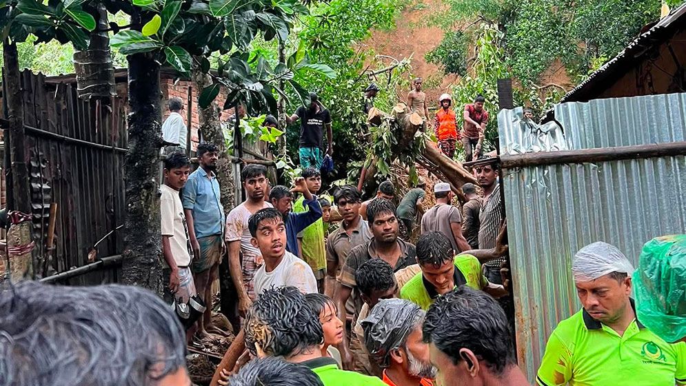 রাঙ্গুনিয়ায় পাহাড় ধসে নারীর মৃত্যু, আহত ২
