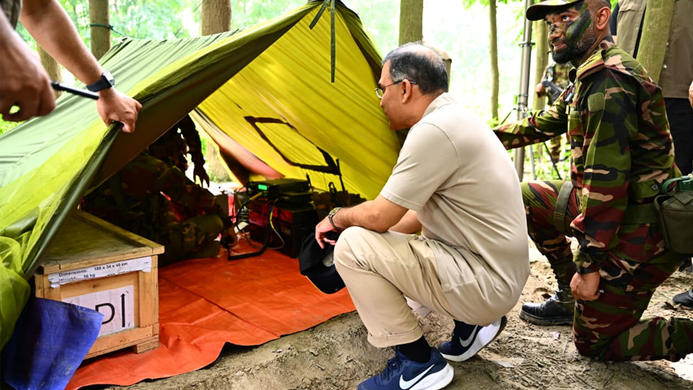 প্রধানমন্ত্রীর আকস্মিক সেনাবাহিনীর মহড়া পরিদর্শন